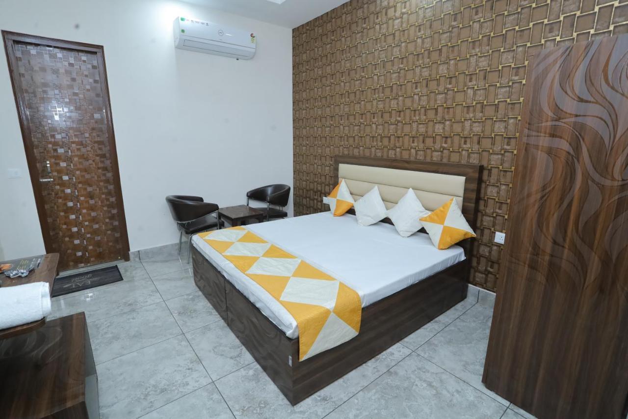 Raghav Inn Karnāl Exterior foto